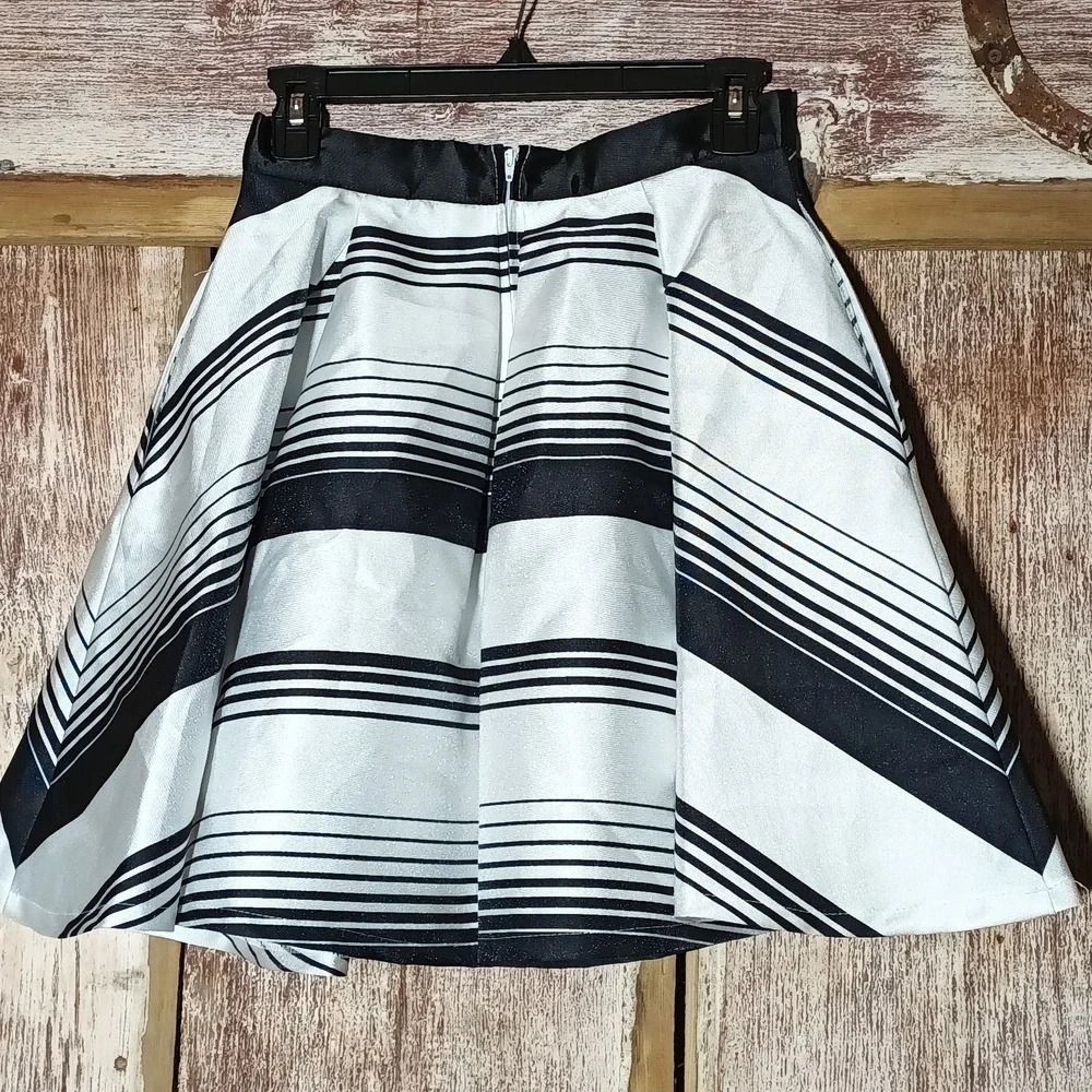 Black & White Striped Fit-and-Flare Skirt • Flowy A-Line • Boutique-Style Sz 7 - Picture 3 of 5